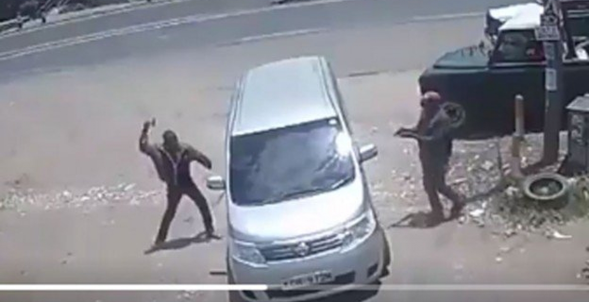 Daring Nairobi Criminals Captured on CCTV Stealing from Motorist in Broad Daylight [VIDEO]