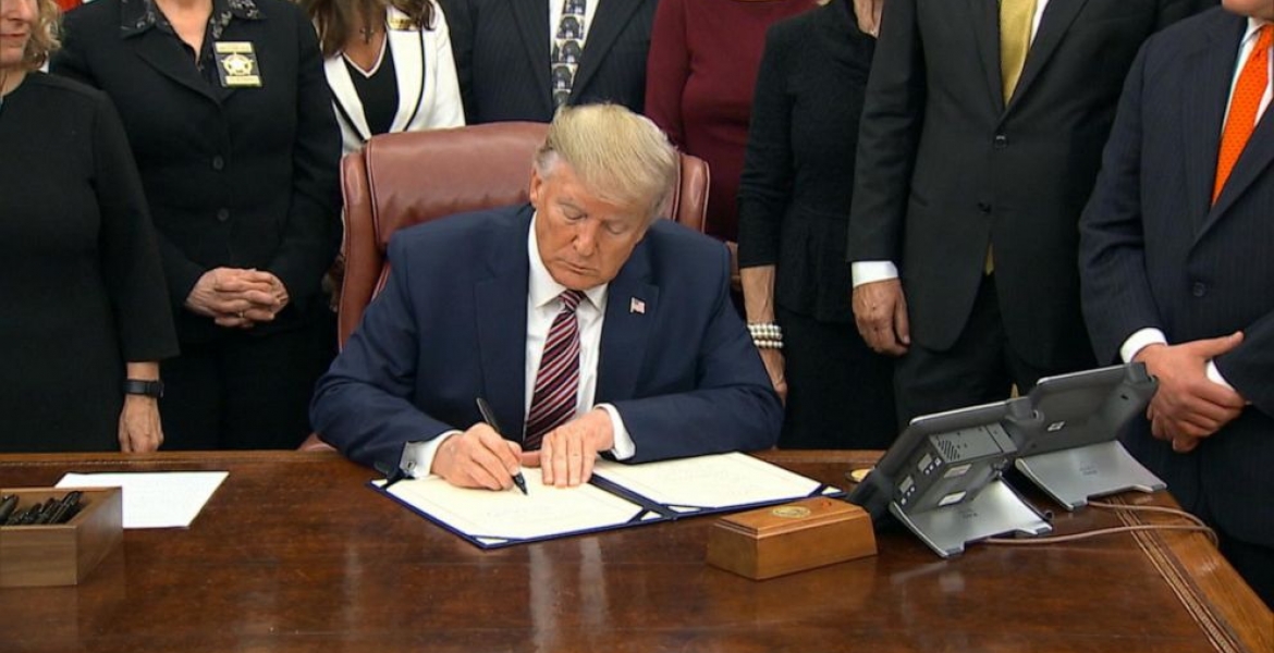 Trump to Sign New Executive Order Freezing Green Cards, Visas for Foreign Workers