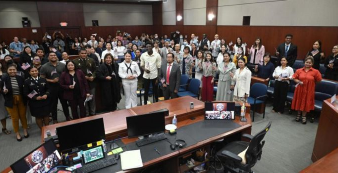 Kenyans and Other Individuals Take an Oath of American Citizenship Kenyans Among 50 Sworn in as American Citizens