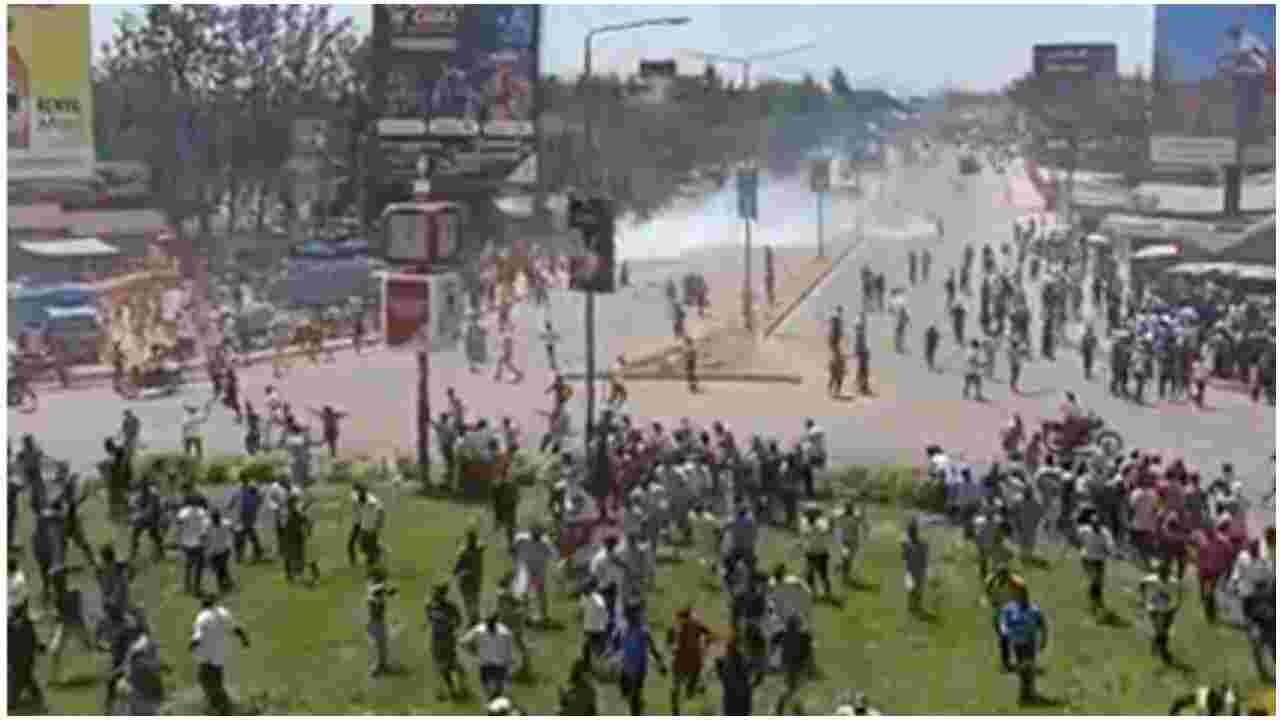 Chaos as Rowdy Youth Stone Deputy President William Ruto's Convoy in Kisumu