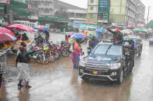 Kenyans Online React as President Uhuru Campaigns in the Rain