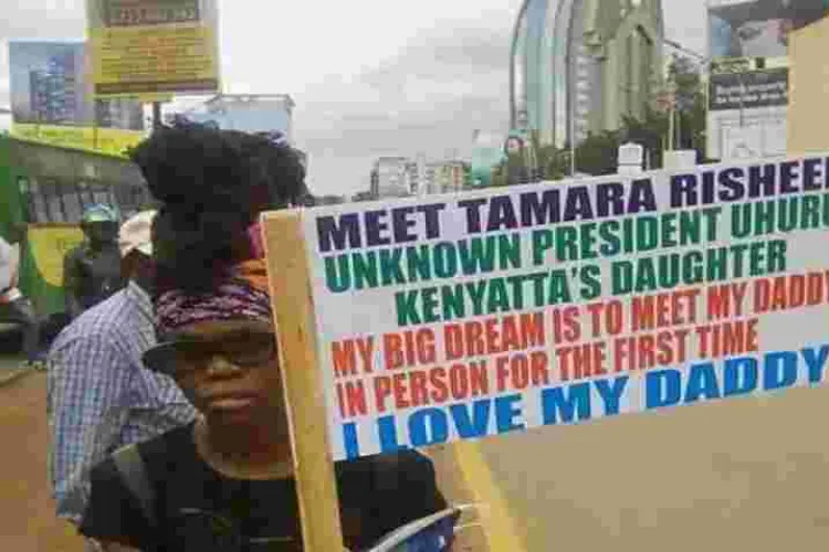 Photo of a Placard Carrying Woman Claiming to be President Uhuru's 'Uknown' Daughter Goes Viral Online