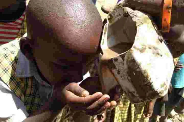 Heartbreaking Photo of School Girl Drinking Muddy Water Angers Kenyans Online