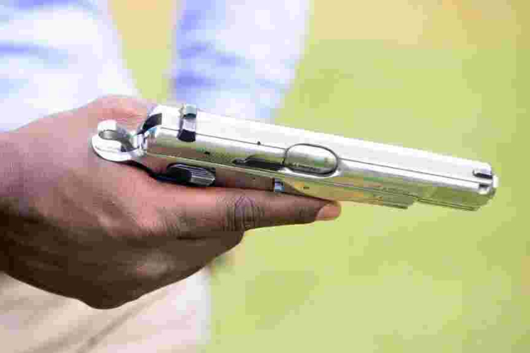 Kenyan Police Officer Posts Suicide Note on Colleagues' WhatsApp Group Before Killing Self