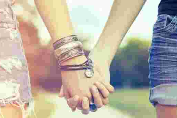 Angry Residents Frogmarch Suspected Kenyan Gay Couple to Police Station