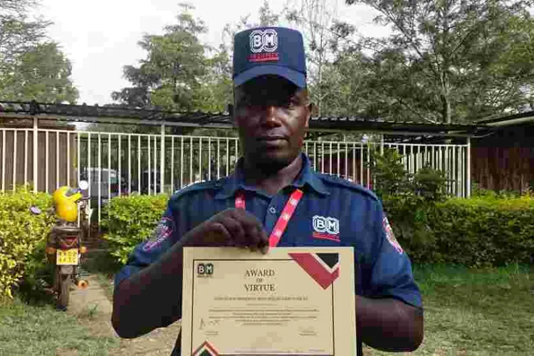 Honest Kenyan Security Guard Honored for Returning Bag Containing Sh103,000, iPhone and 3 Cheques