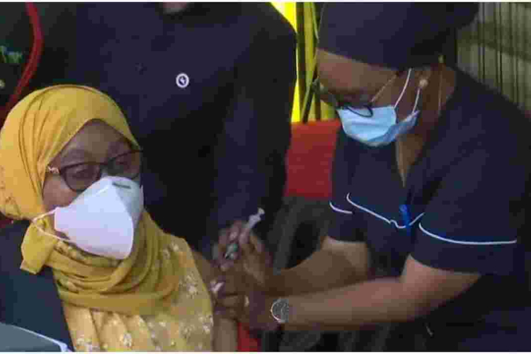 Tanzania President Samia Suluhu Gets COVID-19 Jab in Policy Change