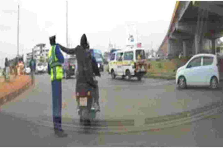 Video Shows Daring Muggers Snatching Phone from a Police Officer in Nairobi 