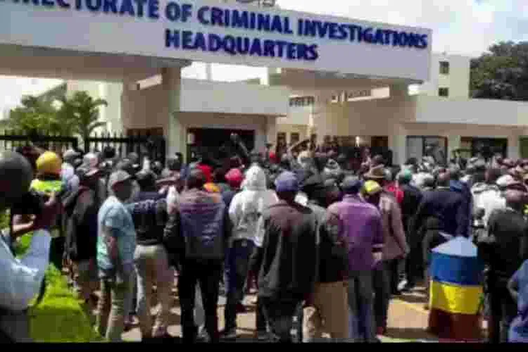 Police Clash With Supporters of ex-Mungiki Leader Maina Njenga at DCI Headquarters 