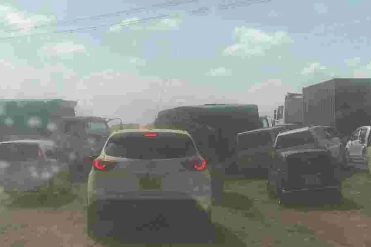 Heavy Traffic Forces Drivers to Abandon Cars on Nairobi-Nakuru Highway