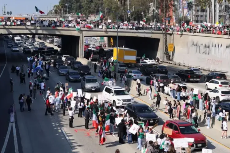 Anti-Deportation Protest Brings Los Angeles Downtown Traffic to Standstill