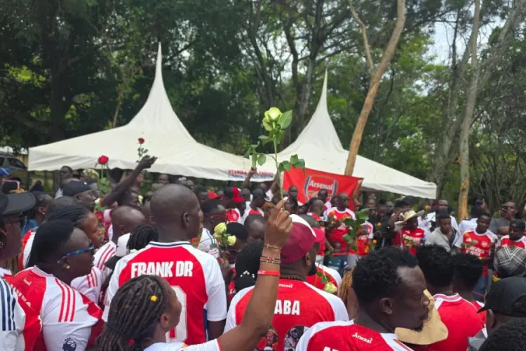 Arsenal Fans and Kikuyu Elders Honour Raila Odinga in Bondo