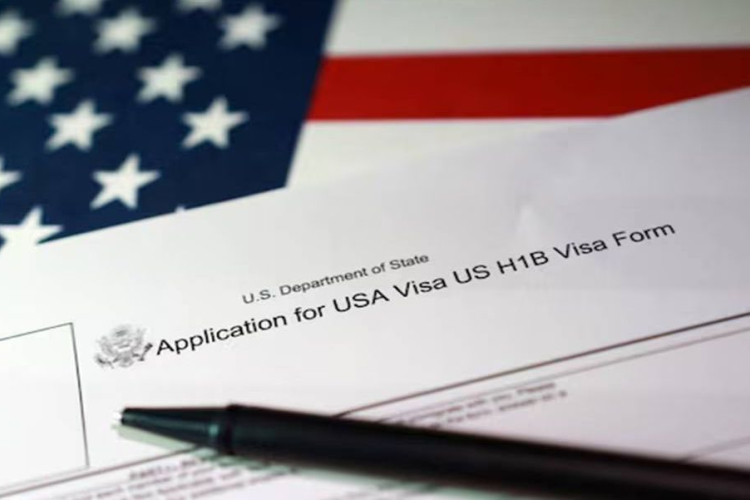 H-1B Workers Get Temporary Relief After USCIS Clarifies Green Card Rule