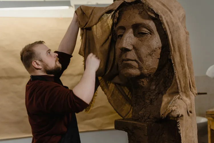 Sculptor Races Against Time to Honor Lionel Messi with Monumental Statue in Patagonia