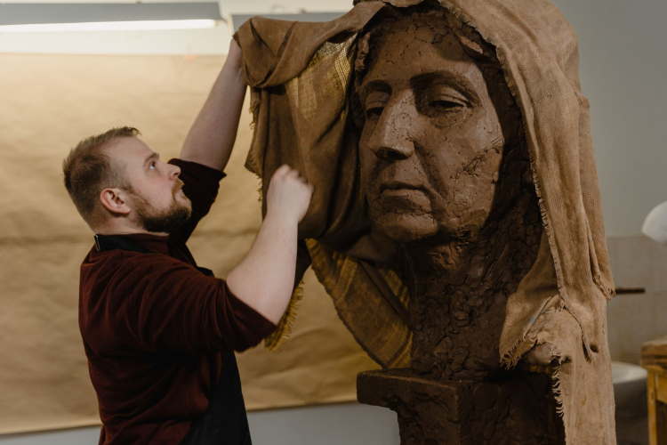 Sculptor Races Against Time to Honor Lionel Messi with Monumental Statue in Patagonia